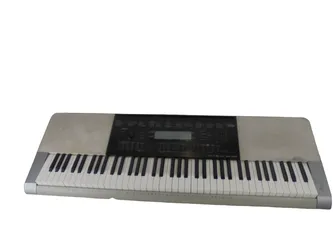 BEAUTIFUL KEYBOARD PLAYS LIKE NEW ASKING FOR  $80.00