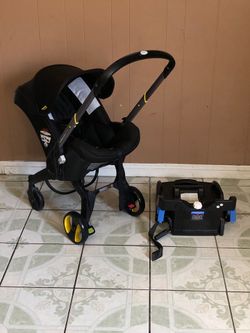 DOONA INFANT TRAVEL SYSTEM STROLLER CAR SEAT AND BASE!!!!!