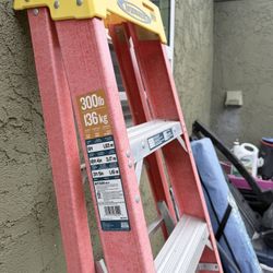 Escalera.  Banca Y Más