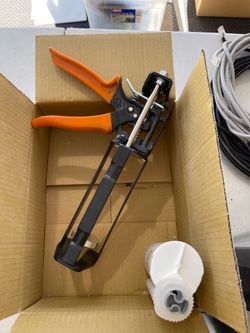Epoxy caulking gun