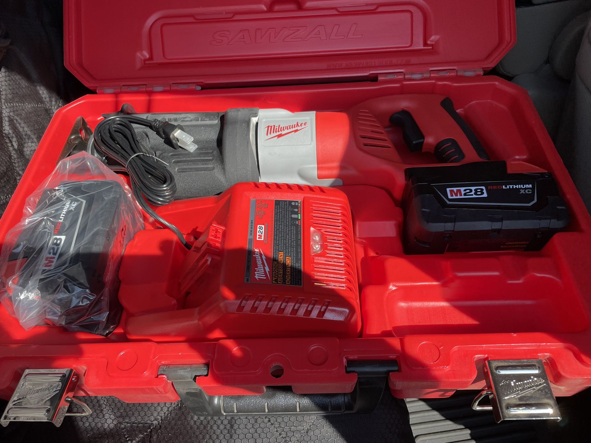 Milwaukee M28 Sawzall Kit