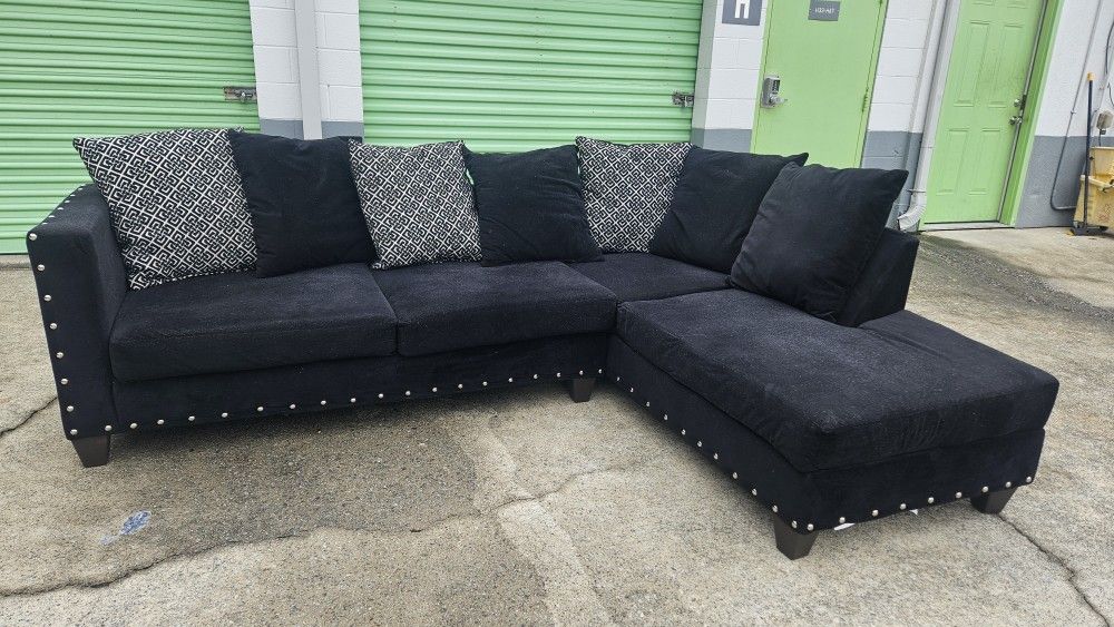 Black Studded Sectional (Free Delivery 🚚)