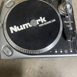 Numark TT200 Turntable
