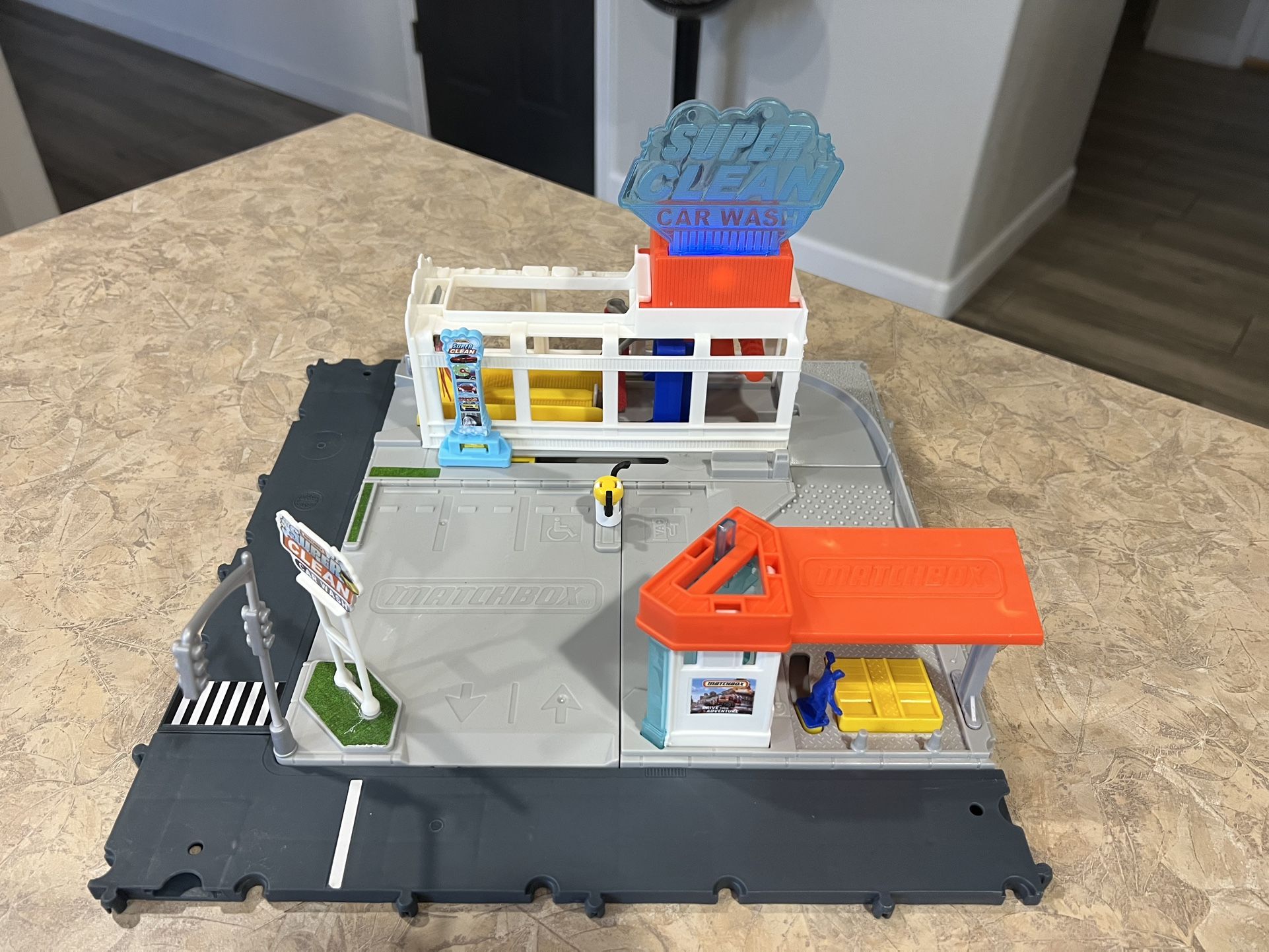 Talking Matchbox Super Clean Car Wash Playset