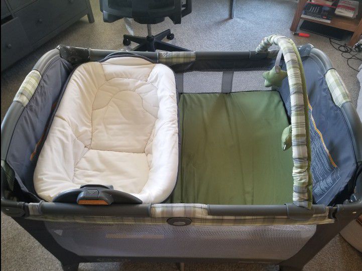 Graco Pack'n'Play with Mattress, Reversible Seat And Changer 