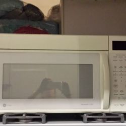 GE Large Capacity Microwave Oven, White