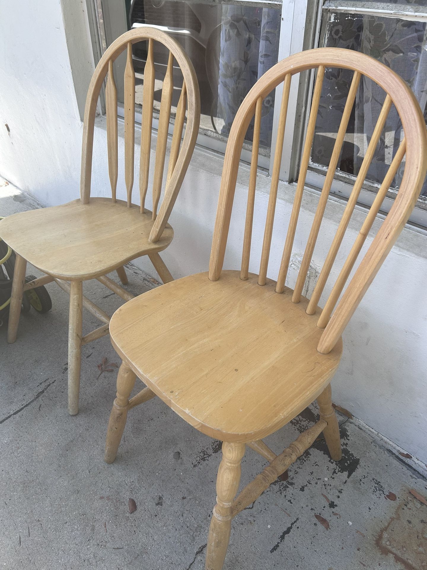 Sillas De Madera Semiusadas//Wooden chairs