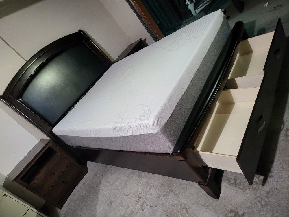 Queen Size Bed With Memori Foam Mattress And Two Nightstands 