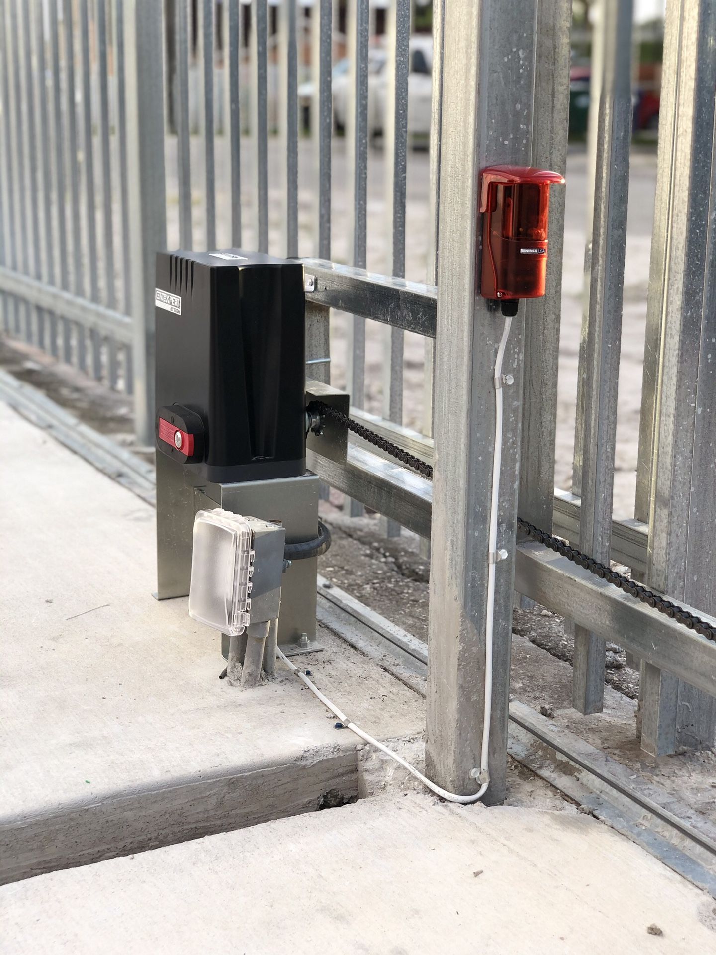 Automatic Gate Opener // 2 Remotes // 1 Year Warranty