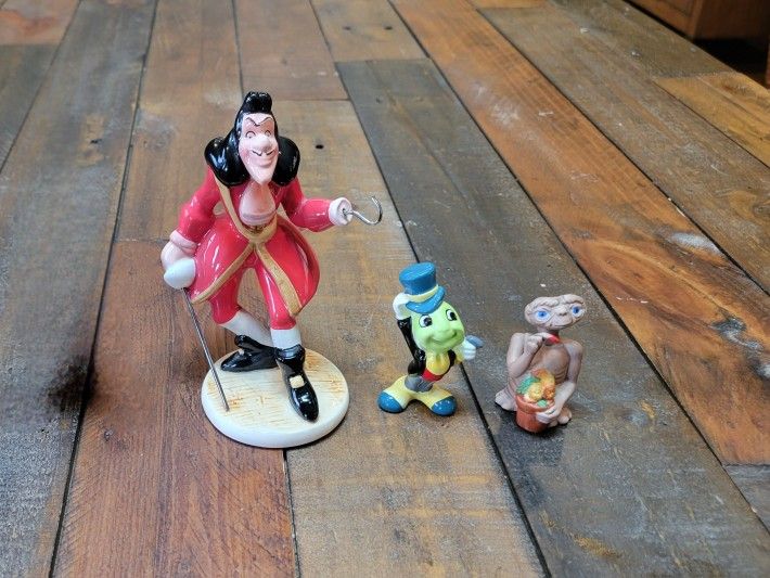 Disney Figurine Lot (Goofy, Pluto, Cricket, Hook) Plus ETDisney Figurine Lot (Jiminy Cricket, Captain Hook) Plus ET collectible