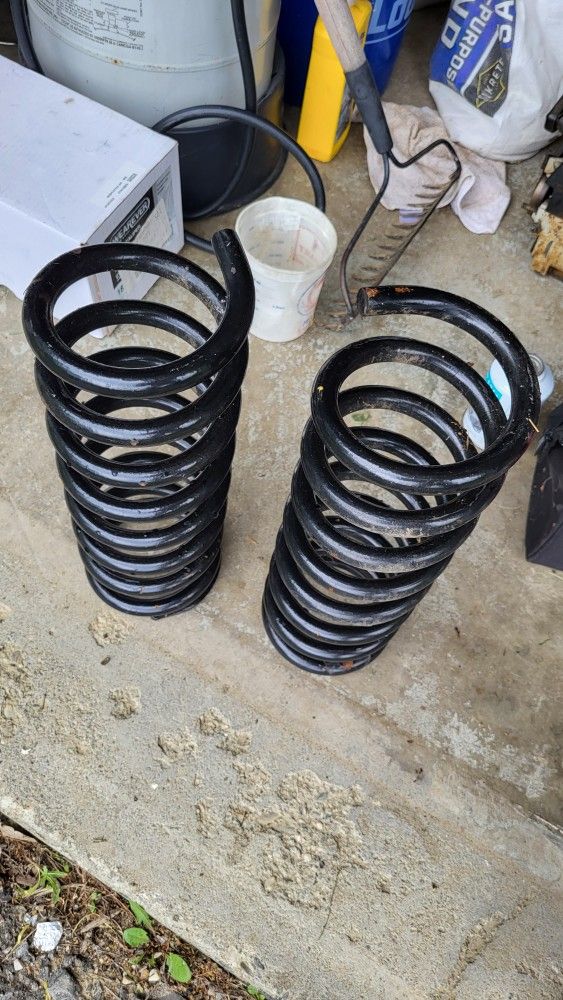 Moog Car Quest Ford Front Springs 9046