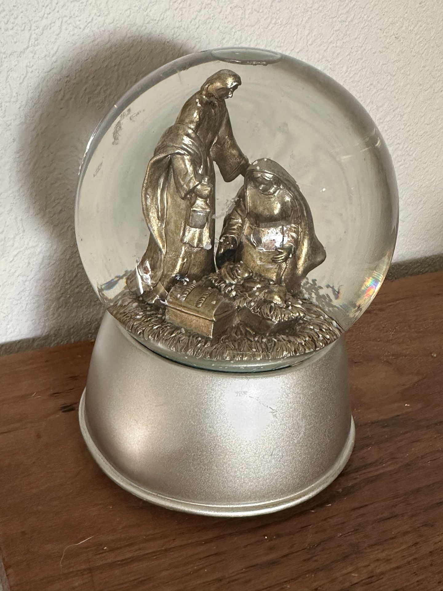 Musical Snow Globe Nativity Scene - Hark the Herald Angels Sing