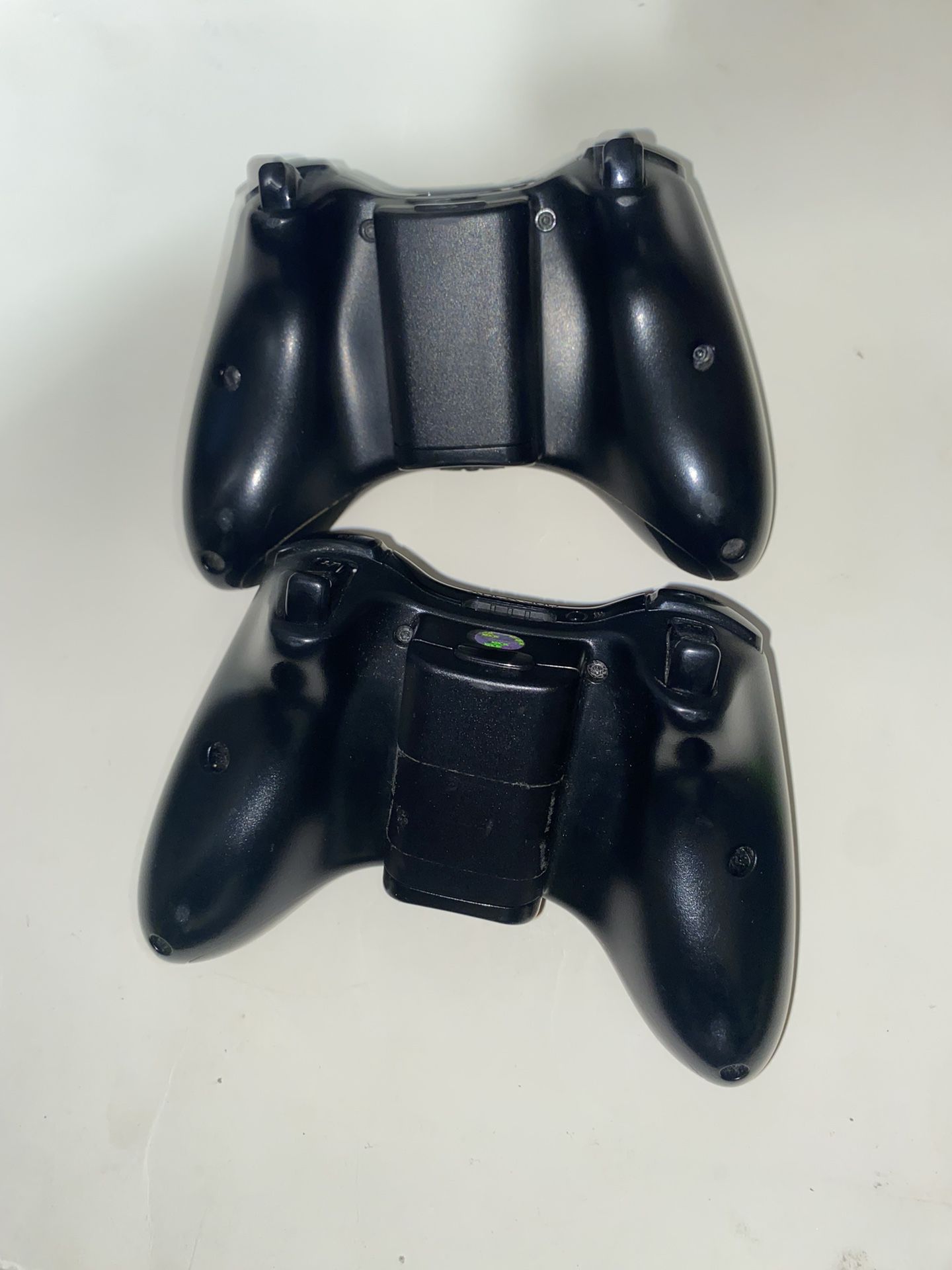2 Xbox 360  Black controllers 