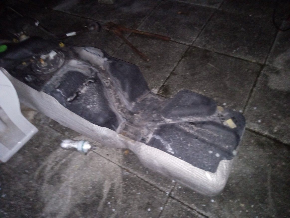 04-08 Ford F150 Gas Tank And Fuel Pump