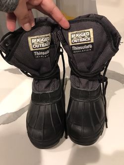 Boys size 3 thinsulate snow boots.