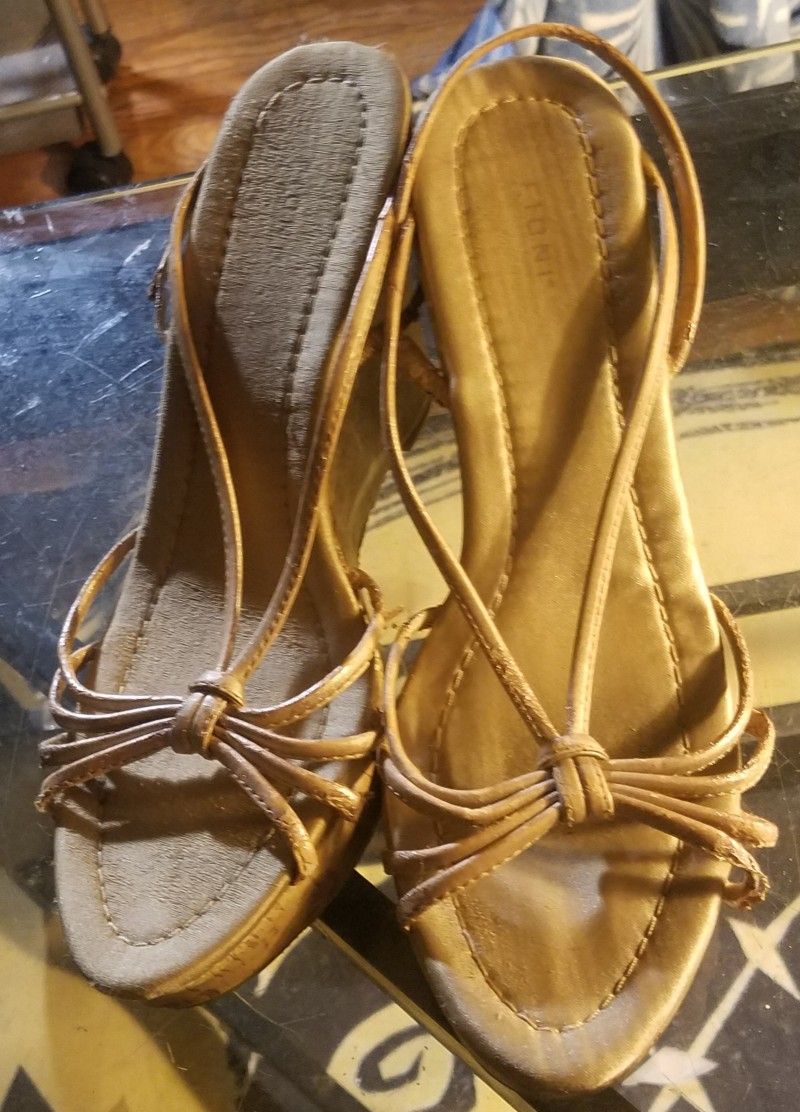 GEORGOUS GOLD CORK FIONI HEELS!