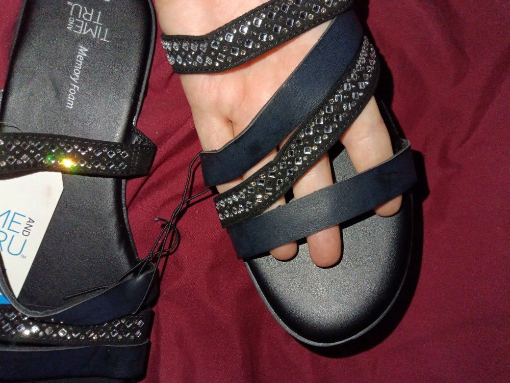 Beautiful Flat  Black Sandals With Bright Stones 