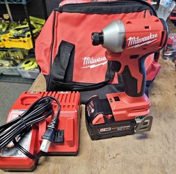 Milwaukee M18 18V Lithium-Ion Compact Brushless Cordless 1/4 in. Impact Driver Kit