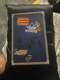 Korn Adidas shoes, no shoestrings.