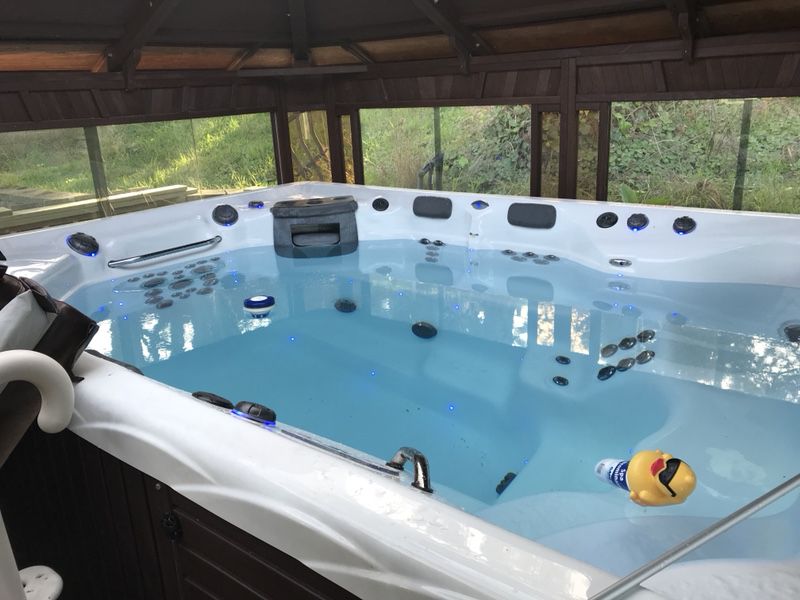 Swim Spa Resistance Pool / Hot Tub & Gazebo