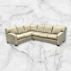 Like New Basset Sectional!