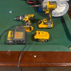 Walt 20 V  Xr Drill And Driver Set With Charger And Extra Battery