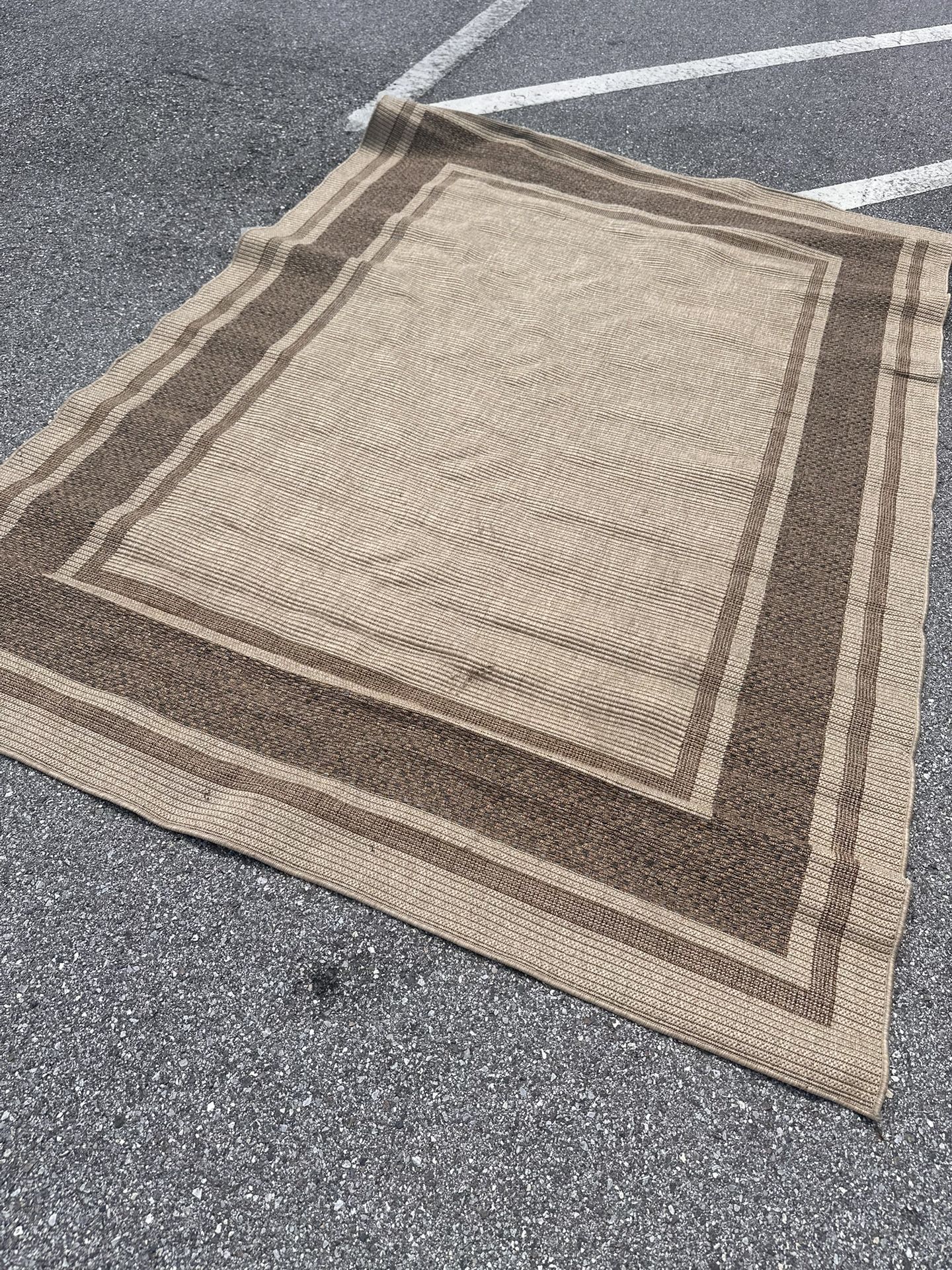 9.5ft By 6.7 Ft Huge Area Rug Very Good Condition. No Damage 