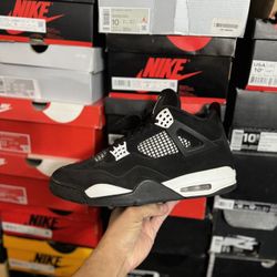 Jordan White Thunder 4s size 11 Close To VNDS 