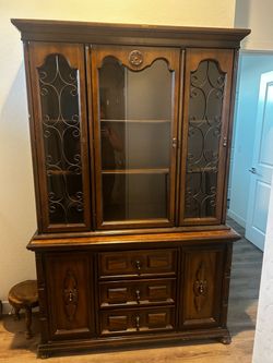 Vintage Bassett Furniture Red Oak China Hutch – Solid Wood, Glass Doors