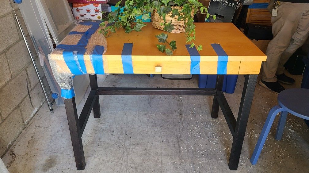 Wooden Work Bench With Drower , Plasticstorage Towel ,drower