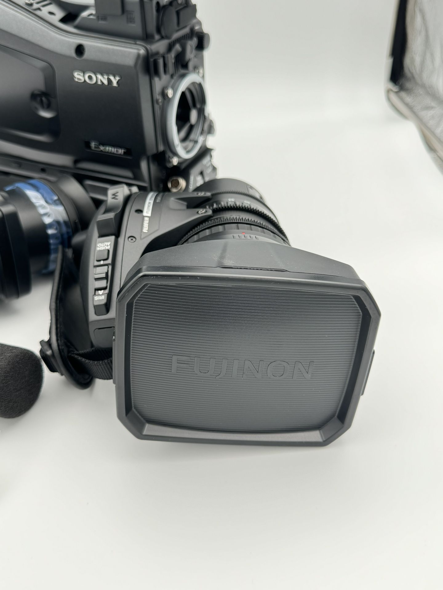 NIB Sony PXW X320 XDCAM Solid State Memory Camcorder CG00WPU