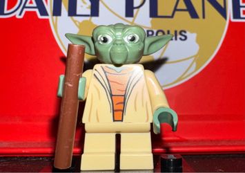Lego Yoda Minifigure