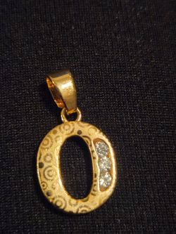 Gold plated pendant no flaws perfect