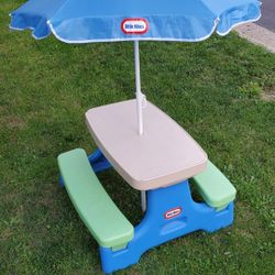 Little Tikes Picnic Table with Umbrella 