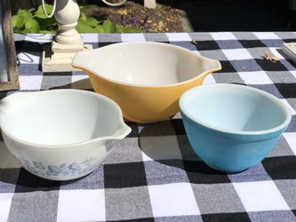 Set of three vintage Pyrex bowls