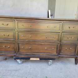 Dresser 