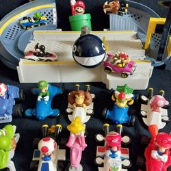 Mario Kart Track & x16 Mariokart Figures Mint 