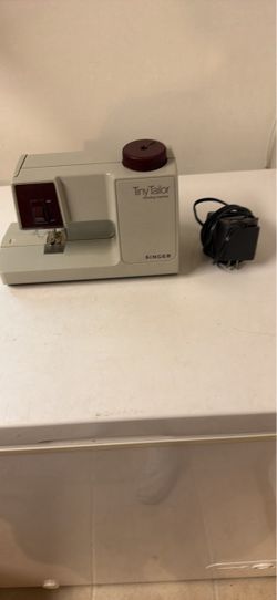 Vtg Singer Sewing Machine Tiny Taylor M100A Tested with Power Cord