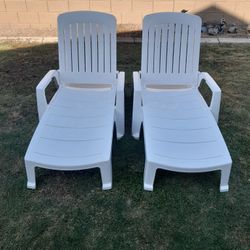 2 White Outdoor Patio Chaise Pool Lounge Chairs On Wheels Stackable Foldable 
