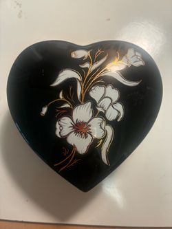 Black Lacquer Heart-Shaped Trinket Box