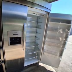 48-inch wide refrigerator in good condition, 5-month warranty, delivery available. Brand: Thermador