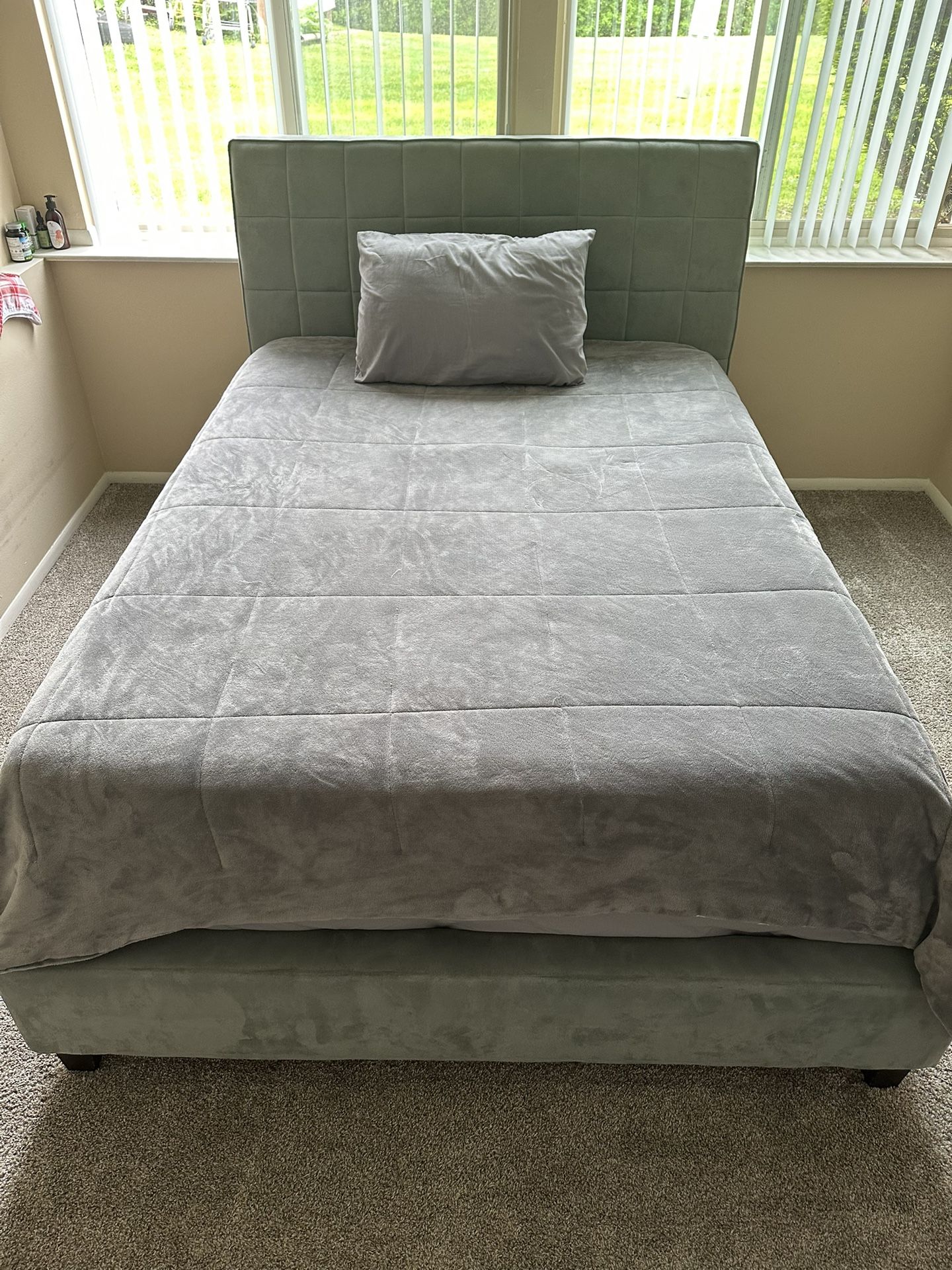 Queen Bed in Excellent Condition