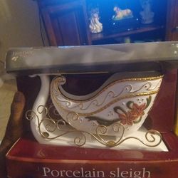 Dolomite Sleigh By Trim A Home. Brand New Condition. Beautiful Piece.