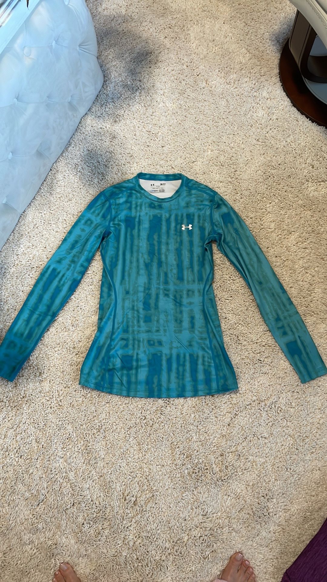 Under armour long sleeve top athletic woman small fitted green turquoise thin fleece material inside like new