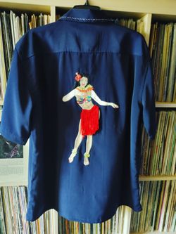 Vintage 1990's to Y2K 2000's Dragonfly Brand Navy Blue 100% Polyester Short-Sleeved Casual Button-down Shirt w/ Detailed Embroidered Hula Girl w/ Movi