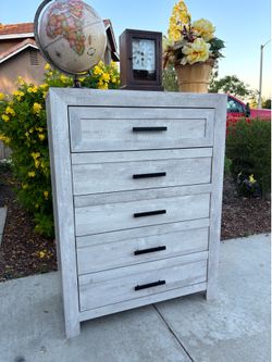 Gray 5 Drawer Modern Dresser Chest of Drawers Furniture Excellent Condition