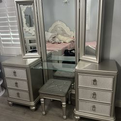 Silver Glam Vanity with Tri-Fold Mirror & Matching Stool
