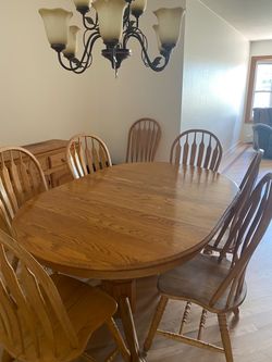 Dining room table and chairs. Has a leaf to expand to seat 8 to 10