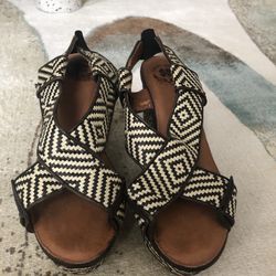 Lucky Brand Koko Woven Geometric Tribal Wedge Platform Sandals Size 8. Condition is "Pre-owned". Shipped with USPS Priority Mail. Black and natural c