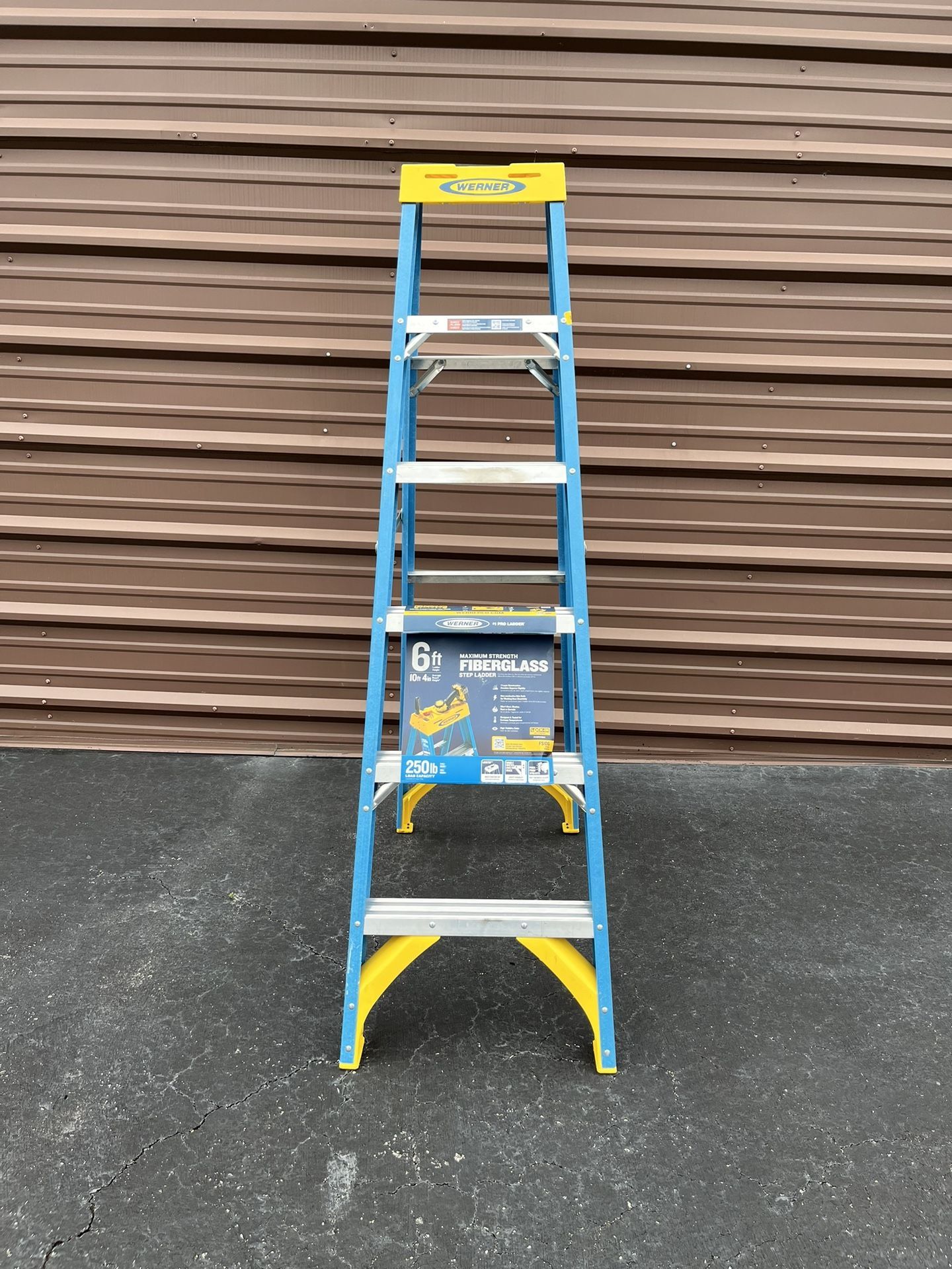 New Werner Fiberglass 6ft Ladder 250 Lb Capacity